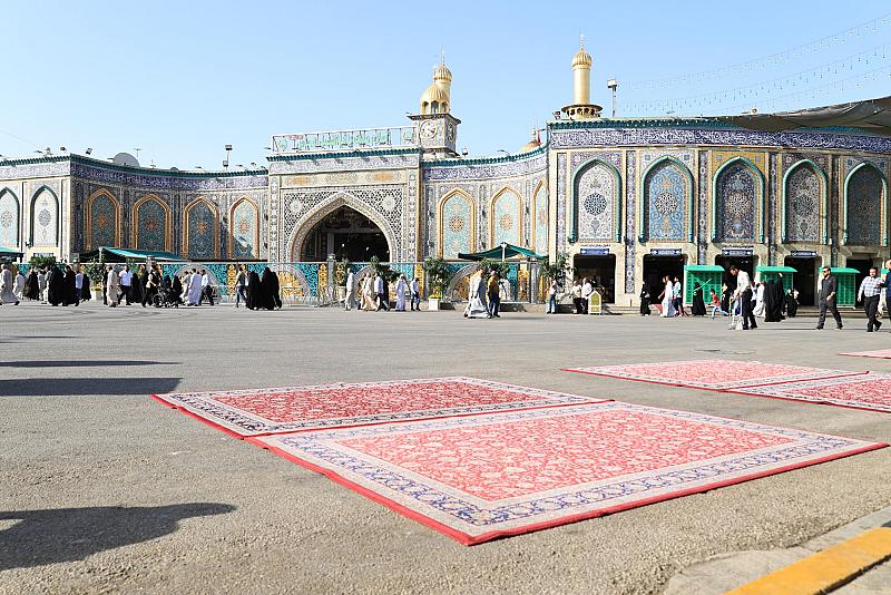 قسم الشؤون الخدمية يفرش محيط مرقد أبي الفضل العباس (عليه السلام) بالسجاد خدمةً للزائرين