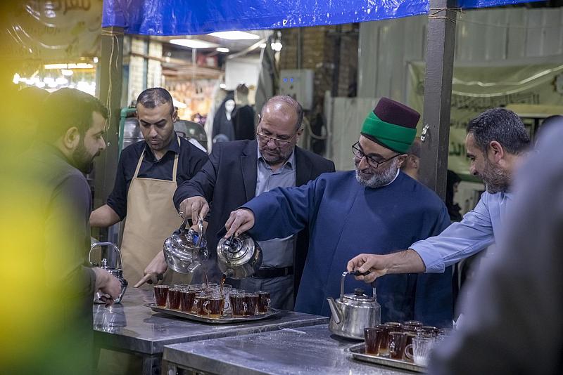 الأمين العام للعتبة العباسية المقدسة يجري جولة للاطلاع على الخدمات المقدمة للزائرين