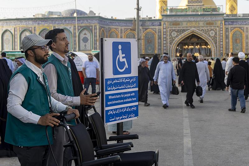 عبر وحدة الخدمة الإنسانية.. قسم حفظ النظام يقدّم خدماته لكبار السنّ من الزائرين