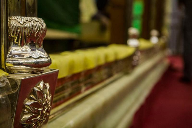 تركيب ثمانية عشر تاجاً من التيجان الفضّية على الهيكل الخشبيّ لشبّاك ضريح أبي الفضل العبّاس(عليه السلام)..