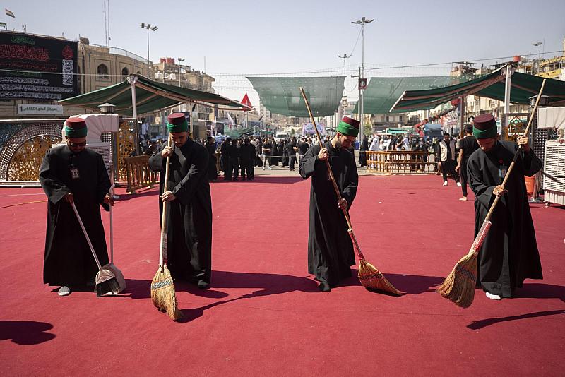 منها الزيارة بالنيابة.. مهام متعدّدة تقدّمها شعبة السادة الخدم لزائري عاشوراء
