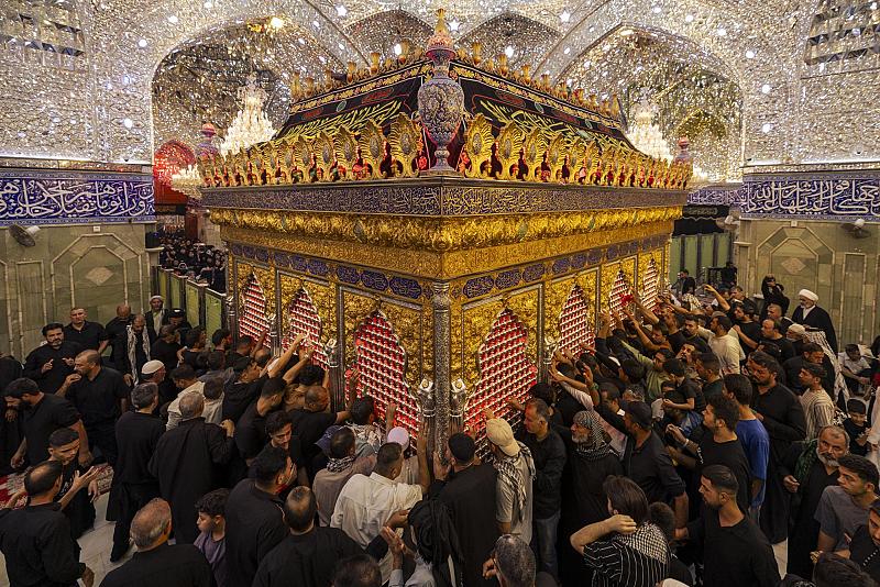 بالصور.. جموع المعزّين تحيي ليلة ذكرى شهادة النبي الأكرم (صلى الله عليه وآله) في كربلاء المقدسة