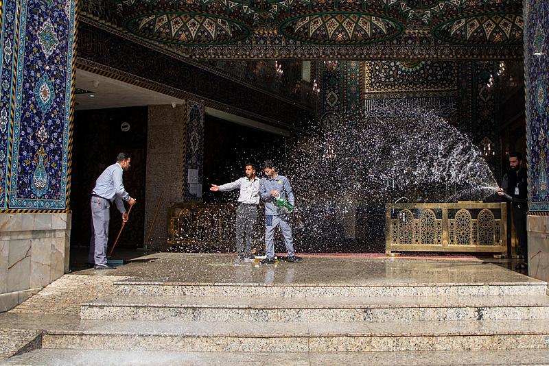 ملاكات قسم الشؤون الخدمية تنفذ حملة لغسل محيط العتبة العباسية المقدسة وتنظيفه