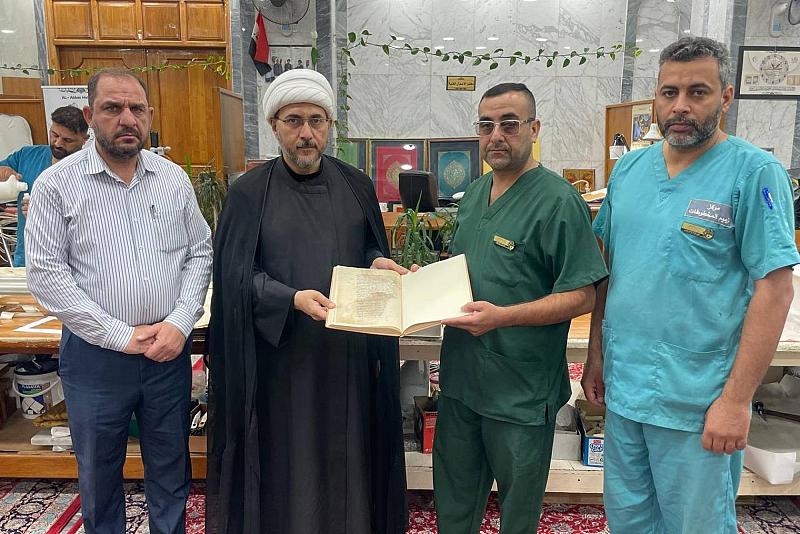 العتبة العباسية تسلم العتبة الكاظمية المجموعة الثانية من المصاحف المخطوطة