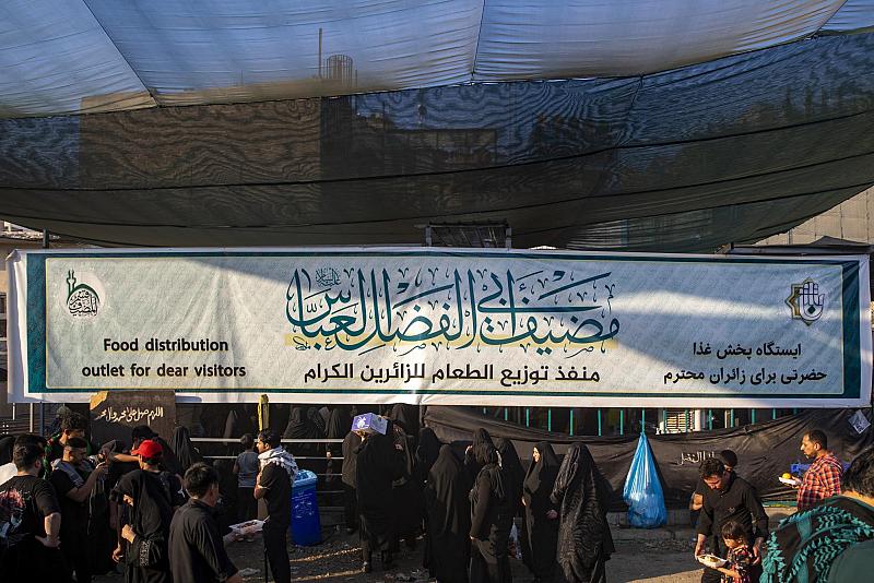 عبر 8 منافذ للتوزيع.. قسم المضيف يقدّم خدماته لزائري الأربعين