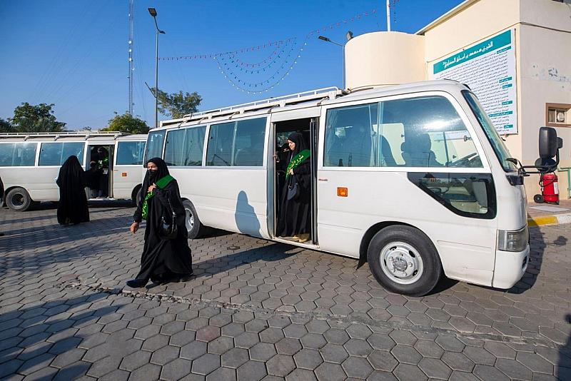 مجمع الشيخ الكليني يشهد توافد الطالبات المشاركات في حفل مرتديات العباءة العراقية