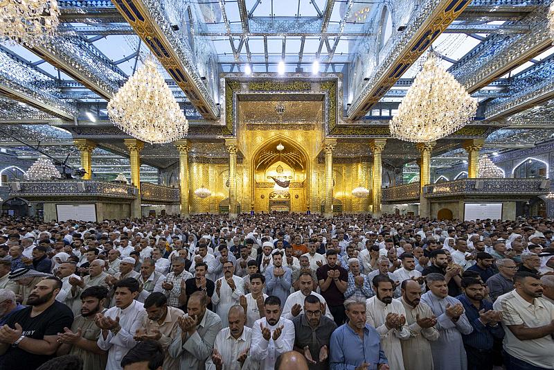 جموع المؤمنين تحيي صلاة عيد الأضحى في صحن مرقد أبي الفضل العباس (عليه السلام)
