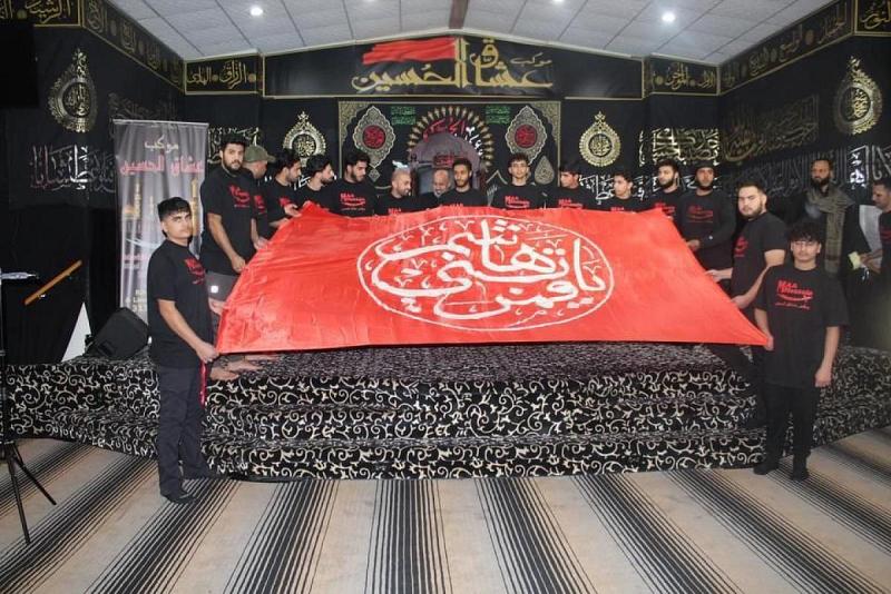 العتبة العباسية تهدي راية قبة أبي الفضل (عليه السلام) إلى موكب في امريكا