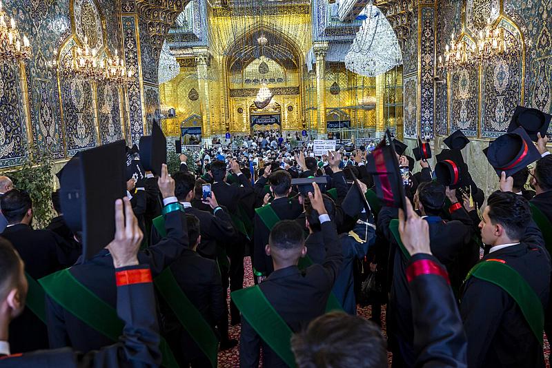 بالصور.. طلبة الجامعات العراقية يؤدون مراسيم زيارة ابي الفضل العباس (عليه السلام)