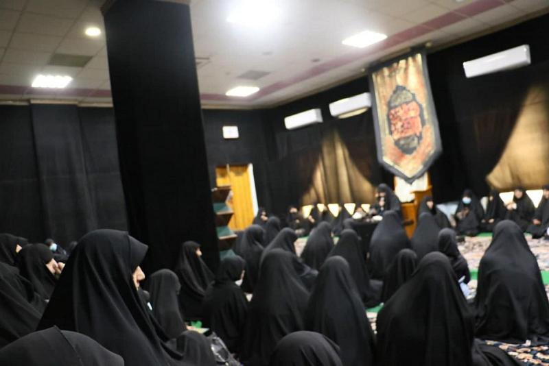 خادماتُ مرقد أبي الفضل العبّاس (عليه السلام) يعقدنَ مجلسهنّ العزائيّ لإحياء ذكرى وفاة أخته