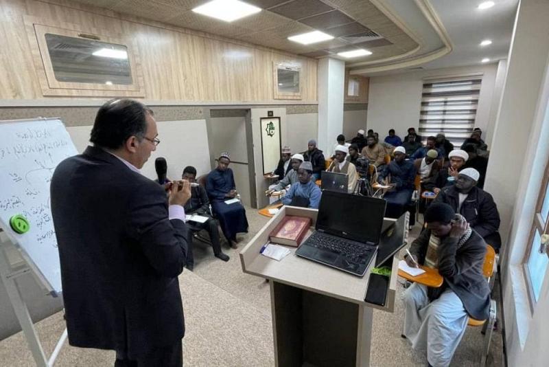 تنظيمُ دورةٍ لأكثر من 50 طالبَ علومٍ دينيّة من قارّة أفريقيا حول إنشاء الخرائط الذهنيّة وتلخيص الأفكار