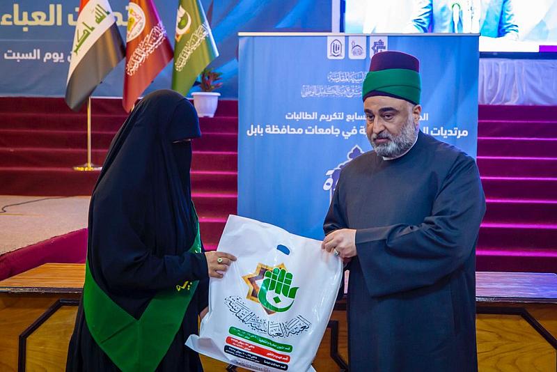 الأمين العام للعتبة العباسية المقدسة يكرِّم الطالبات الجامعيات الحافظات للقرآن الكريم