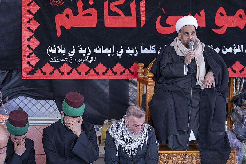 خدمة موكب العتبة العباسية المقدسة يقيمون مجلس عزاء بذكرى شهادة الإمام الكاظم (عليه السلام) قرب مرقده الطاهر