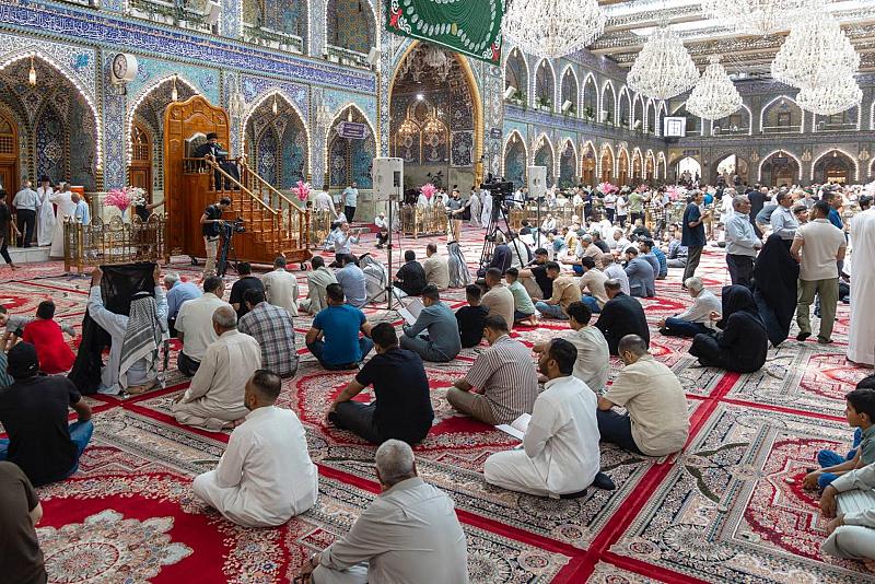 الزائرون يؤدون مراسم قراءة دعاء الندبة عند مرقد أبي الفضل العباس (عليه السلام)