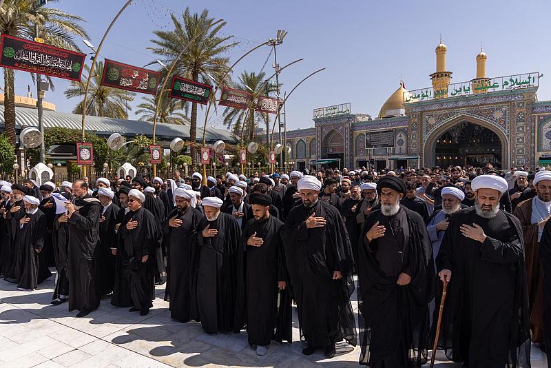 طلبة العلوم الدينية في كربلاء ينظّمون مسيرة عزائية بذكرى شهادة الإمام الصادق (عليه السلام)
