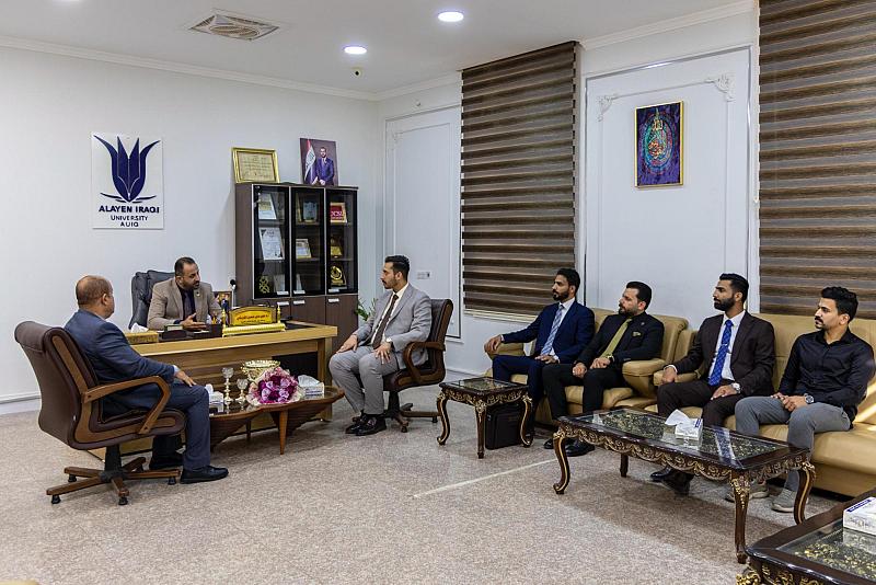 العتبة العباسية المقدسة تسلم جامعة العين دعوة المشاركة في حفل تخرج طلبة الجامعات العراقية