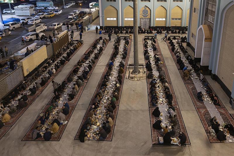 مجمع أبي الفضل العباس (عليه السلام) يقيم مأدبة إفطار للزائرين