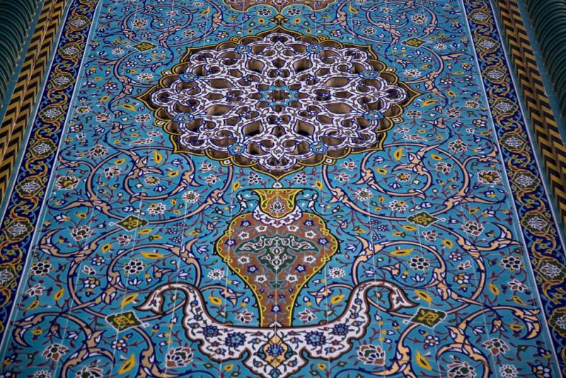 الكاشي الكربلائيّ المُزيّن لأروقة العتبة العبّاسية المقدّسة جمع بين الفنّ العريق وحداثة التنفيذ...