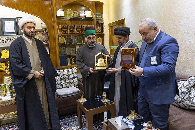 الأمين العام يتسلم هدايا ودروع العتبات المقدسة والجهة المستضيفة لمهرجان أمير المؤمنين (عليه السلام)