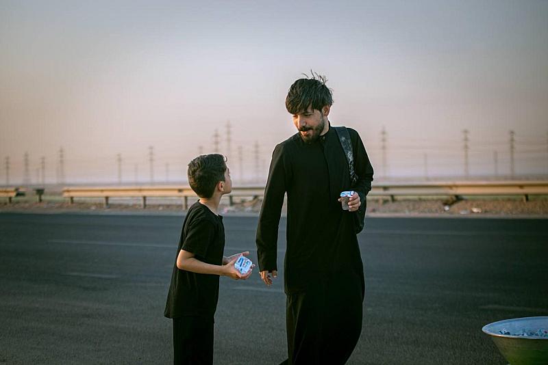 الفتى محمد الخرسان عمره 10 سنوات وهو من أهالي قضاء أبي الخصيب – محافظة البصرة. محمد، تلميذ في الصف الرابع الابتدائي، بمستوى دراسي ممتاز، بدأ بخدمة زوّار الإمام الحسين (عليه السلام) قبل ٣ سنوات. يقول محمد: "كل يوم أخدم به الزوّار، أشعر أنّ قلبي يصبح أنظف، وأشعر أنّ الإمام الحسين (عليه السلام) يراني".