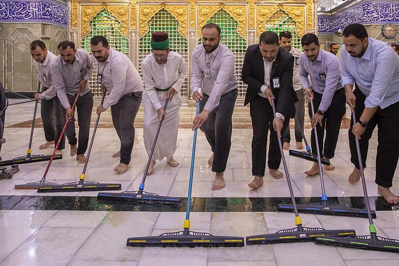 ملاكات العتبة العباسية المقدسة تنجز أعمال غسل حرم مرقد أبي الفضل العباس (عليه السلام) وصحنه الشريف
