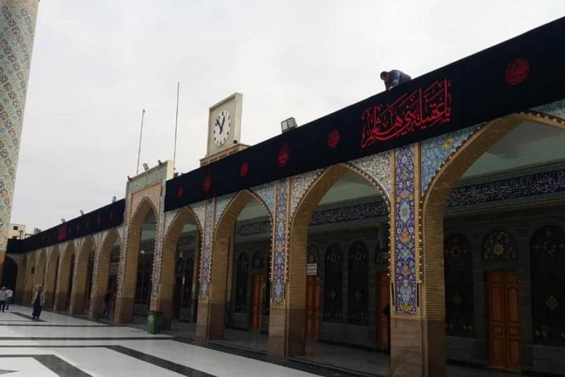 خَدَمةُ كافلها يوشّحون مرقدها بالسواد إحياءً لذكرى وفاتها