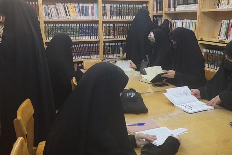 لتهيئة أفكارٍ جديدة.. إذاعة الكفيل النسويّة تنظّم زيارة لمكتبة أمّ البنين (عليها السلام)