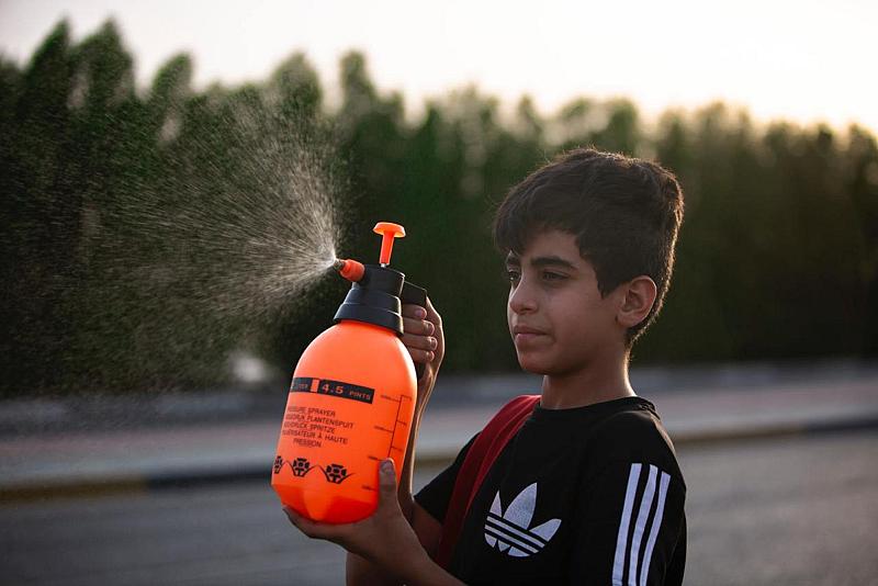 يرشّ الماء البارد على الزائرين السائرين مشيًا نحو كربلاء، لعله يسهم في تخفيف حرارة الجو وتسهيل المسير عليهم. يبلغ أياد خير الله ١٣ عامًا وهو طالب في الصف السادس الابتدائي من محافظة البصرة، يشارك أياد في مواكب الخدمة منذ سنتين