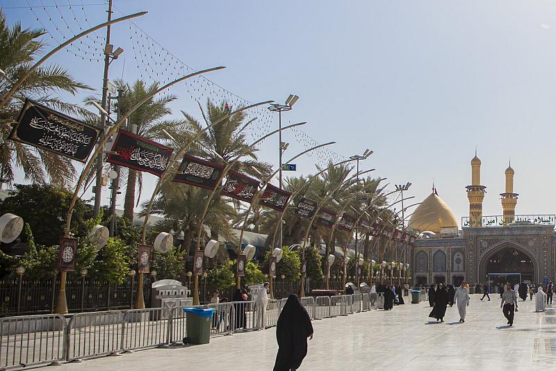 العتبة العباسية المقدسة تنشر لافتات الحزن في منطقة بين الحرمين بذكرى شهادة الإمام الجواد (عليه السلام)