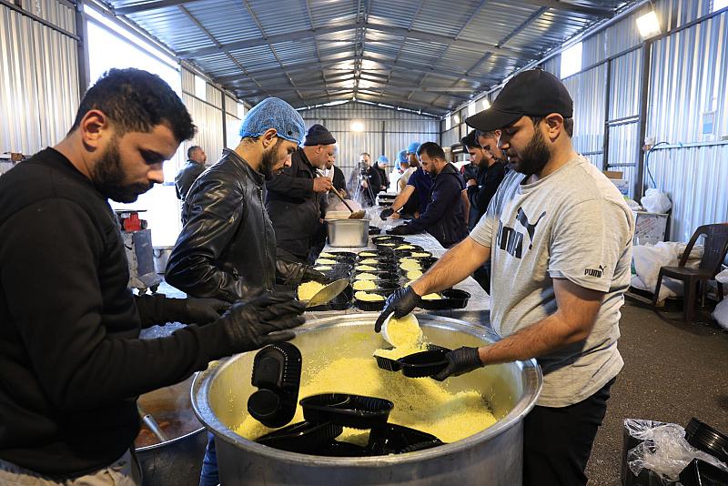 وفد العتبة العباسية في سوريا يقدم نحو 10 آلاف وجبة طعام يوميًّا للنازحين السوريين