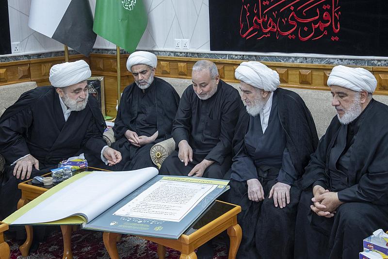 أستاذ الحوزة العلمية الشيخ حسن الجواهري يطلع على الخدمات الثقافية للزائرين في مجمع أبي الفضل العباس (عليه السلام)