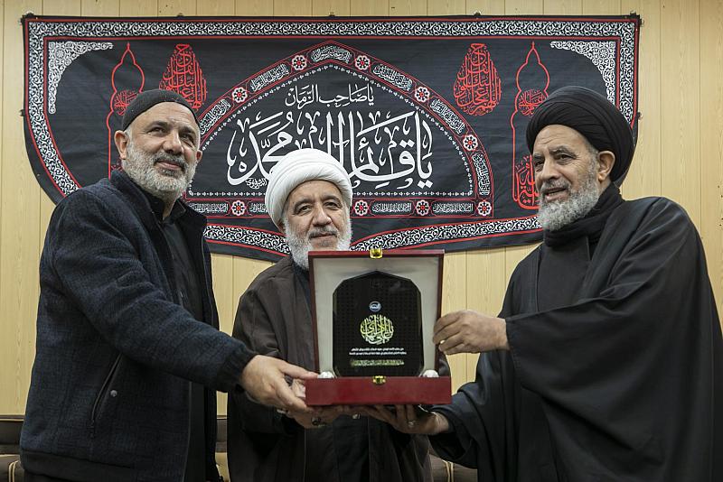 العتبة العسكرية المقدسة تكرّم وفد العتبة العباسية المقدسة لمشاركته في تقديم الخدمات للزائرين