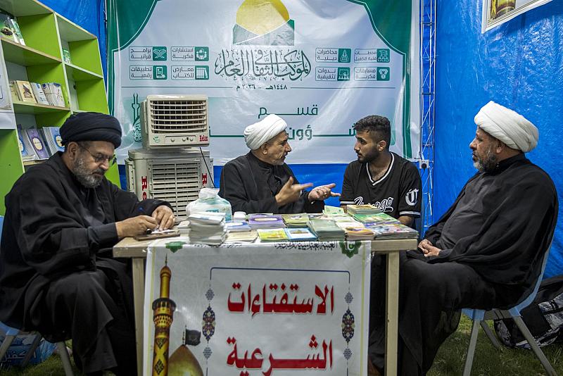 في مجمع الشيخ الكليني.. الإجابة عن الاستفتاءات الشرعية لزائري الأربعين عبر محطة الموكب الثقافي العام