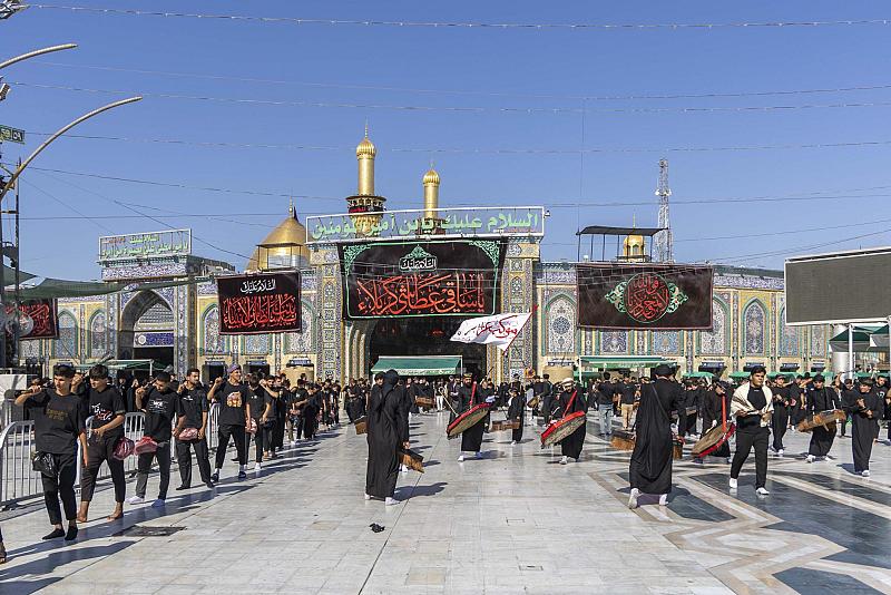 بالتعاون مع قسم الشعائر.. المواكب العزائية تحيي ذكرى اليوم السابع لشهادة الإمام الحسين (عليه السلام)