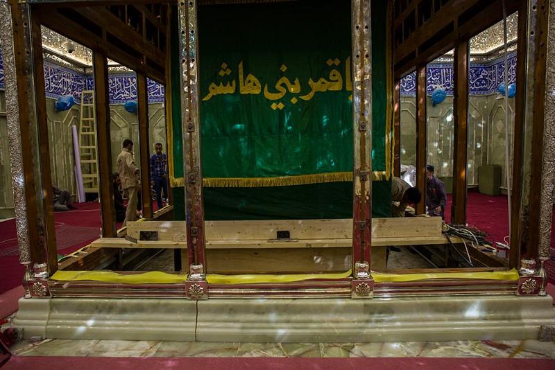 ضمن مراحل تركيب الشبّاك الجديد لضريح أبي الفضل العبّاس(عليه السلام) المباشرة بتركيب قطع (الشذر ون)..
