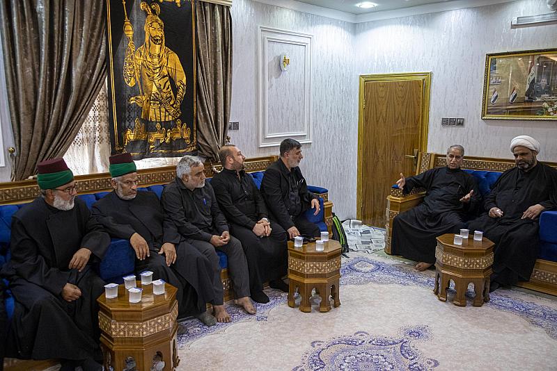 وفد العتبة العباسية المقدسة يزور صاحب الموكب الذي قدم إبنه فداءً للإمام الحسين (عليه السلام)