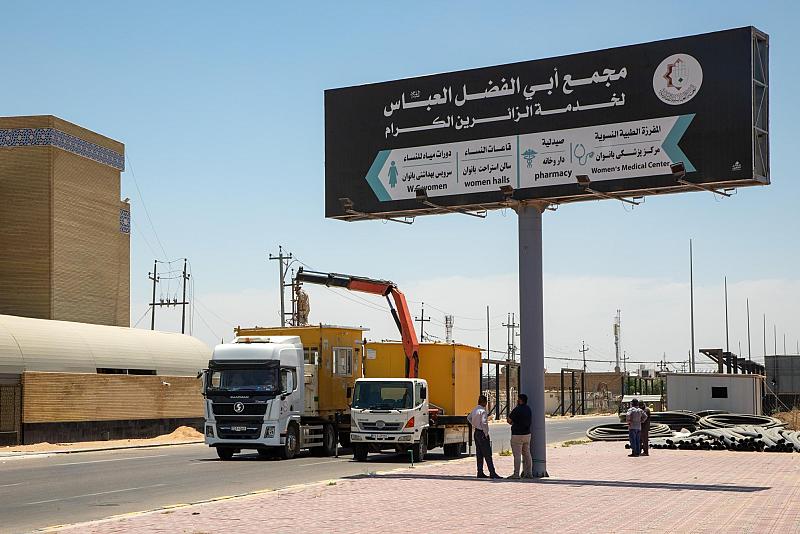 استعدادًا لزيارة العاشر من المحرّم.. قسم الآليات يشارك في عملية نقل محطات إرشاد التائهين وتنصيبها