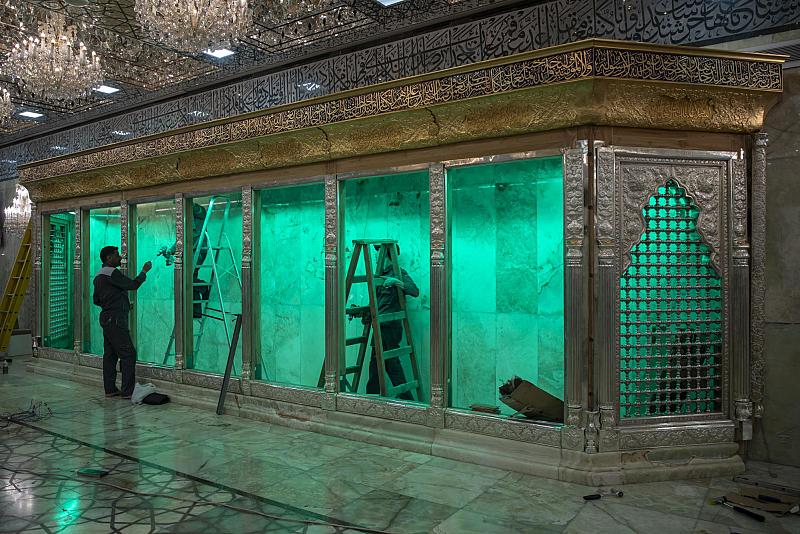 قسم صناعة الشبابيك يواصل أعمال تنصيب شباك سرداب الإمام الحسين (عليه السلام)