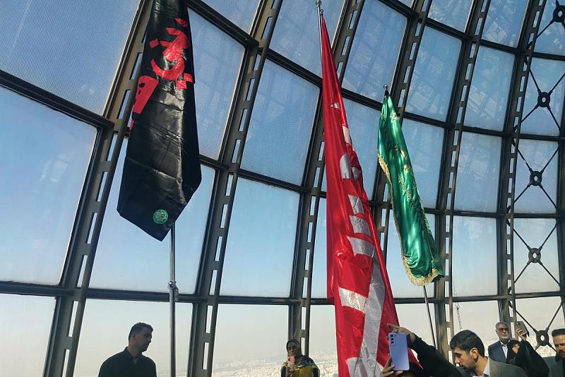رفع رايتي الإمام الحسين وأبي الفضل العباس (عليهما السلام) على أعلى نقطة في طهران