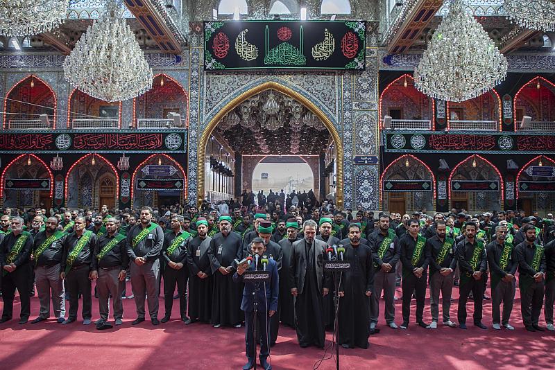 خَدمَة العتبة العباسية المقدسة يؤدّون مراسم الممارسة العبادية إحياءً لذكرى دفن الأجساد الطاهرة