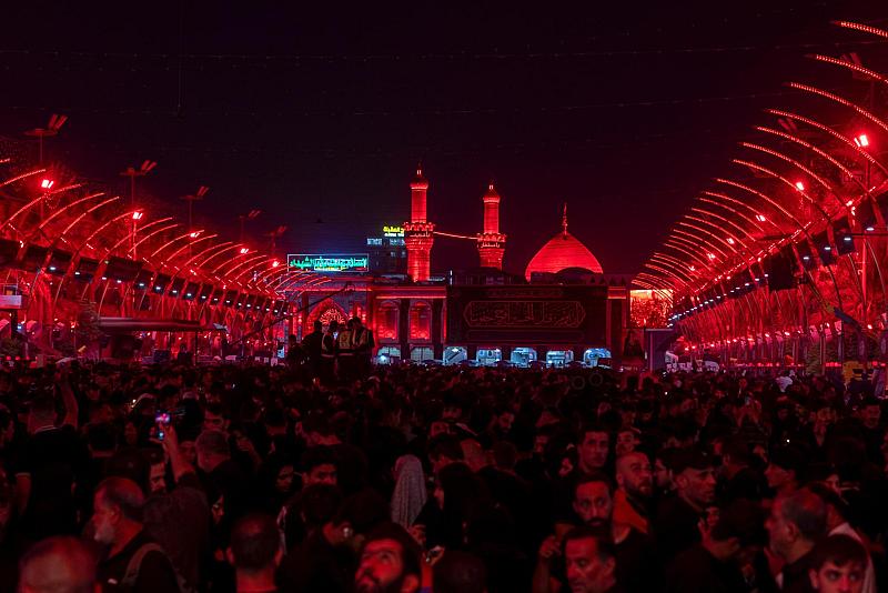المؤمنون يحيون ليلة الحادي عشر من المحرّم عند مرقدي الإمام الحسين وأخيه العباس (عليهما السلام)