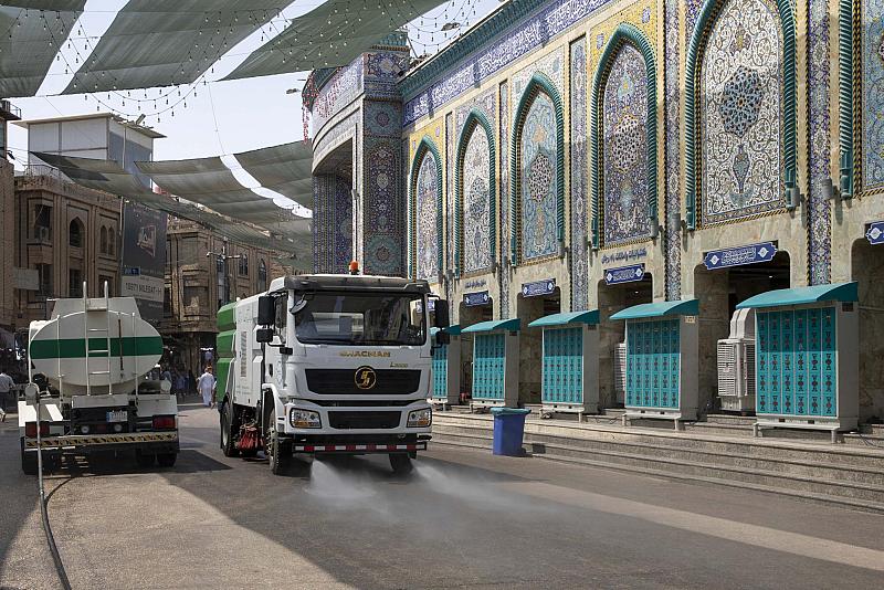 قسم الشؤون الخدمية ينفذ حملة لغسل الطرق المحيطة بالعتبة العباسية المقدسة