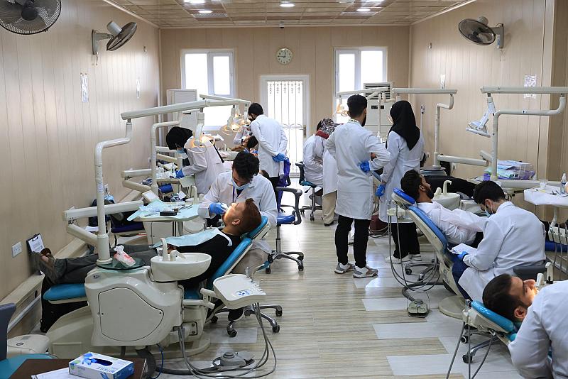 عيادات طب الأسنان بجامعة الكفيل تقدم خدماتها المجانية لنحو (350) مراجعًا يوميًّا