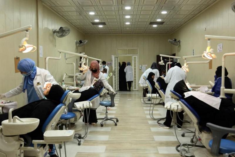 عياداتُ طبّ الأسنان في جامعة الكفيل تباشر بتقديم خدماتها العلاجيّة المجّانية