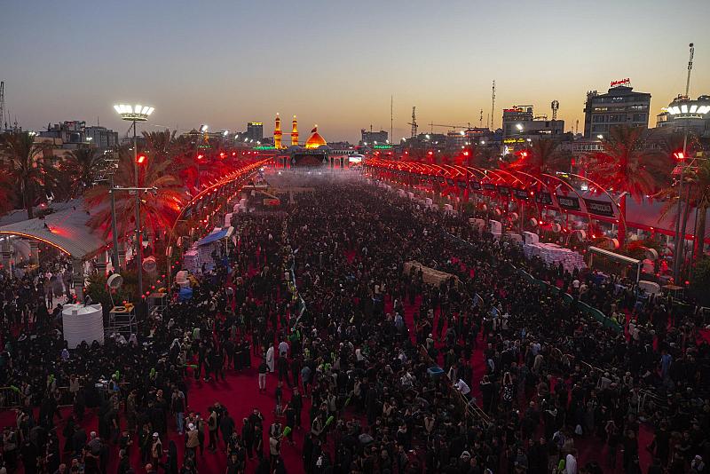 مئات الآلاف من الزائرين يحيون ليلة العاشر من محرّم في كربلاء
