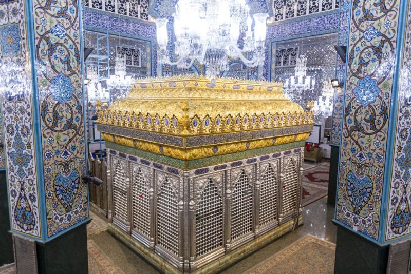الانتهاء من تركيب وتثبيت السقف العلويّ وتاج شبّاك مرقد السيّدة زينب (عليها السلام)