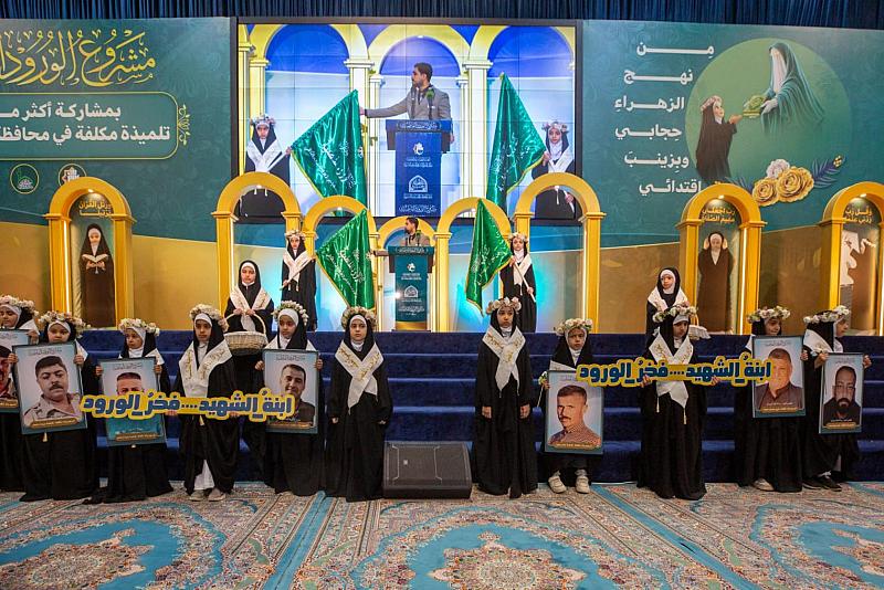 استذكارًا لتضحياتهم.. التلميذات المشاركات في حفل التكليف المركزي يحملن صور الشهداء