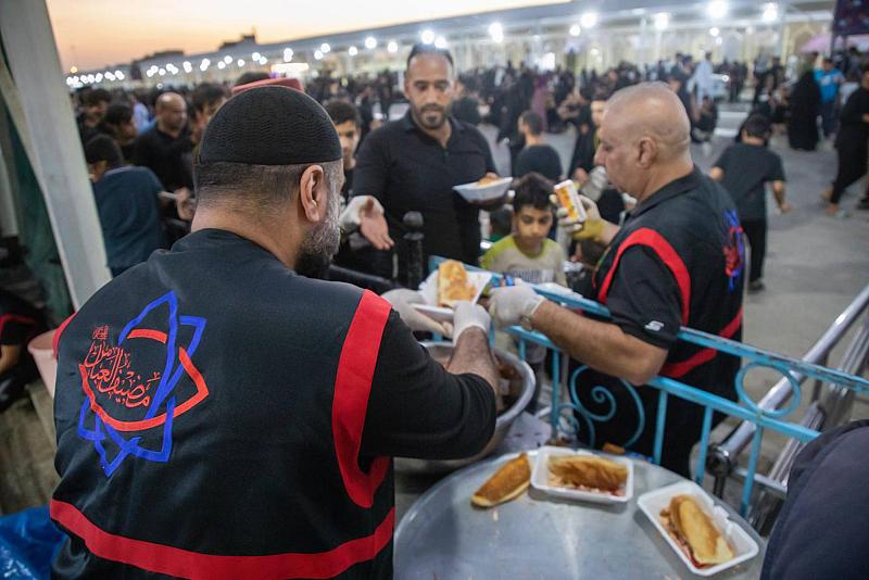 خدمات مستمرّة يقدمها موكب العتبة العباسية لزائري الكاظمية