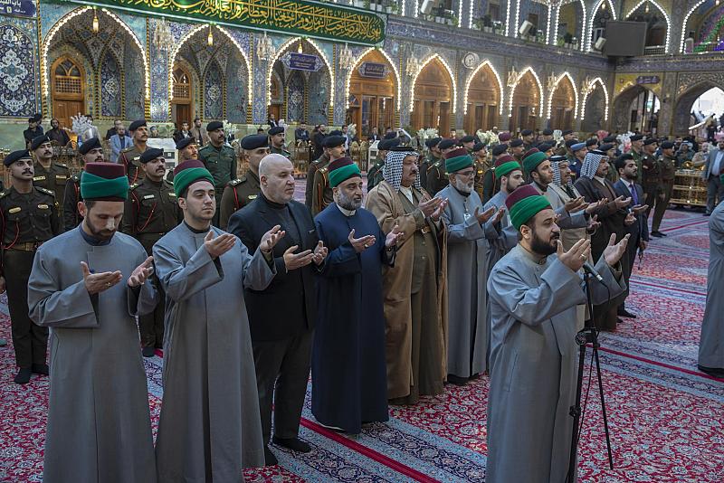 كوكبة من طلبة الكلية العسكرية الثالثة يؤدون عهد الولاء عند مرقد أبي الفضل (عليه السلام)