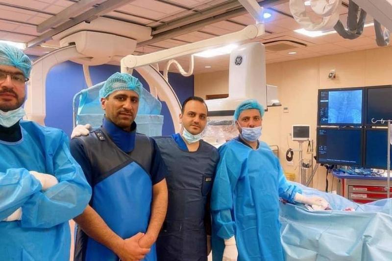 مكلّلةً بالنجاح: تدريسيٌّ من جامعة العميد يشترك في إجراء عمليّة قسطرةٍ دماغيّة تشخيصيّة لمريضٍ مصابٍ بجلطة دماغيّة